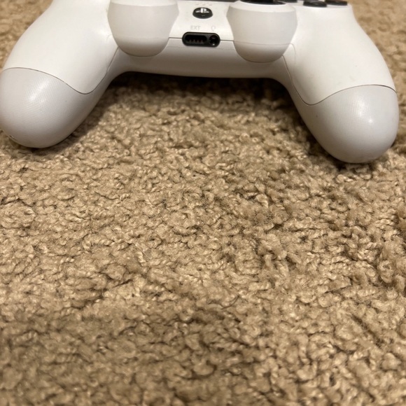 Selling a great condition ps4 comes with a charging cord controller and a cord - Picture 4 of 4